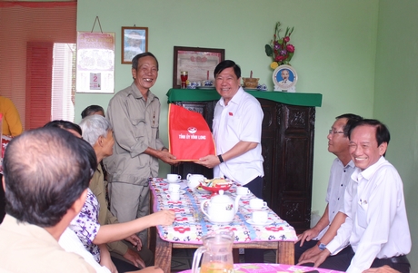 Bí thư Tỉnh ủy- Trần Văn Rón tặng quà của Tỉnh ủy và Đoàn đại biểu Quốc hội cho gia đình ông Trần Văn Được