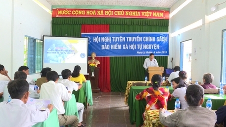 BHXH huyện Long Hồ kết hợp với Bưu điện huyện tuyên truyền chính sách BHXH tự nguyện tại xã Thạnh Quới sáng 25/4.