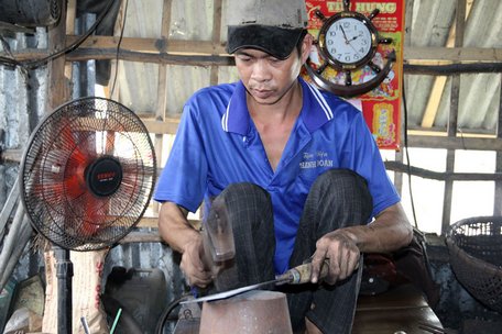  Anh Đỗ Văn Hận chế tác sản phẩm bằng thủ công.