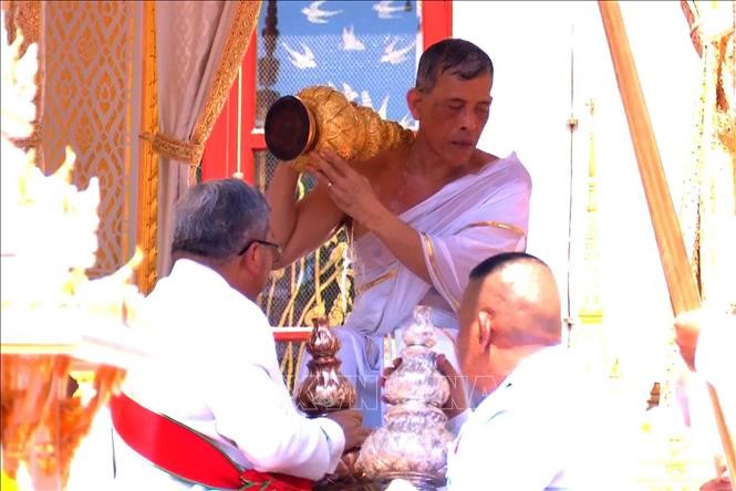 Nhà vua Thái Lan Maha Vajiralongkorn - Rama X (giữa) thực hiện nghi thức tắm thanh tẩy trong Lễ Đăng quang ở thủ đô Bangkok ngày 4/5/2019. Ảnh: AFP/TTXVN