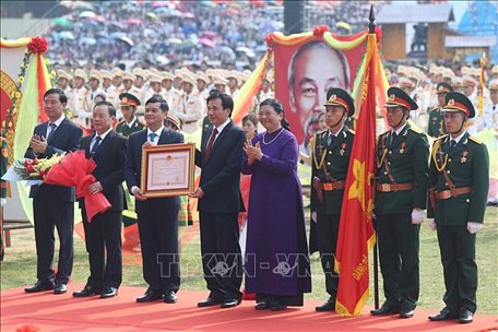 Đồng chí Tòng Thị Phóng, Ủy viên Bộ Chính trị, Phó Chủ tịch Thường trực Quốc hội trao tặng Huân chương Độc lập hạng Nhất cho tỉnh Điện Biên tại buổi lễ. Ảnh: Tuấn Anh/TTXVN