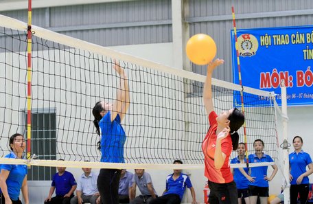 Môn bóng chuyền hơi, lần đầu tiên được tổ chức thi đấu.    