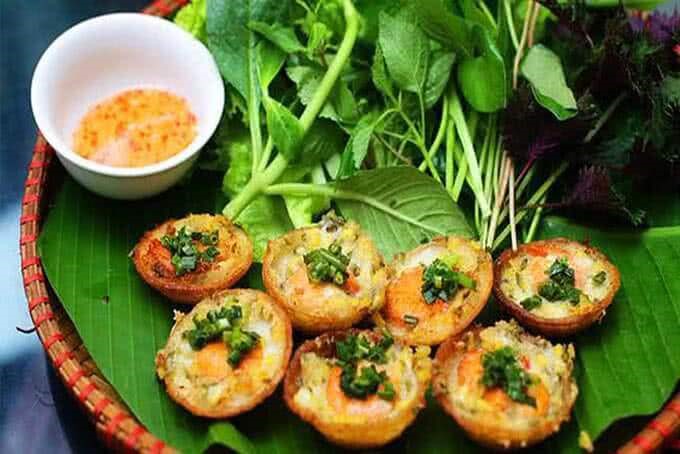 Bánh khọt Vũng Tàu hấp dẫn thực khách với vị giòn của vỏ bánh, vị ngọt đậm đà của tôm.