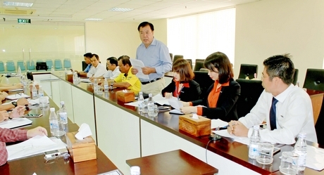 Các đại biểu đóng góp ý kiến với BTC giải.