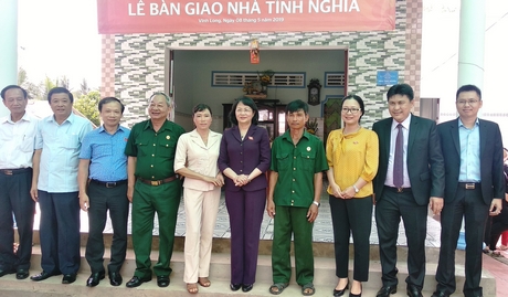 Phó Chủ tịch nước Đặng Thị Ngọc Thịnh chụp ảnh lưu niệm cùng gia đình ông Nguyễn Thanh Hùng ở ấp Kinh Ngay (xã Hậu Lộc- Tam Bình)