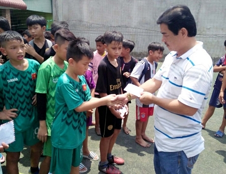Ông Nguyễn Thanh Liêm trao thưởng cho các đội bóng đạt giải.