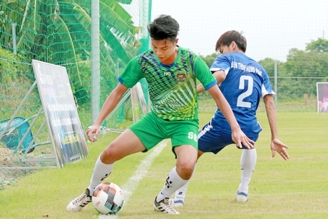 Pha tranh bóng giữa Ali C Đấu FC (áo xanh lá) thắng ĐTDĐ Hùng Phát ở trận khai mạc.