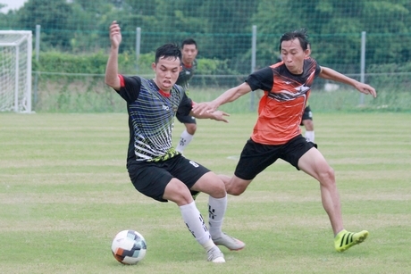 Pha tranh bóng giữa Ali C Đấu FC (áo sậm) thắng Thốt Nốt trận chung kết.