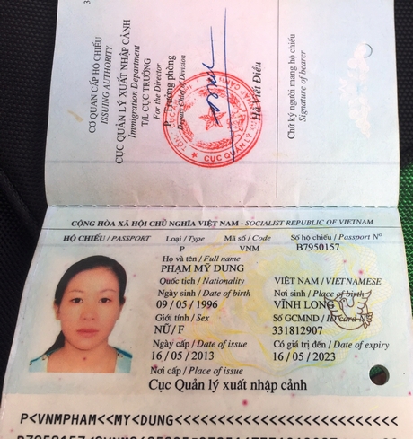 Người nhà nghi ngờ đây là hộ chiếu giả được nhóm người nào đó làm với mục đích đưa các thiếu nữ xuất cảnh với mục đích xấu.