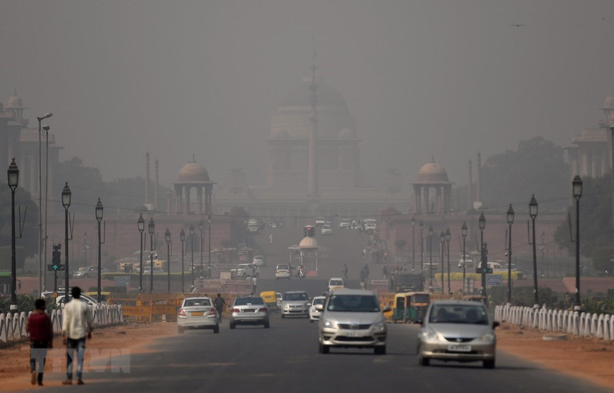 Khói mù ô nhiễm bao phủ bầu trời New Delhi, Ấn Độ ngày 25/10/2018. (Ảnh: AFP/ TTXVN)