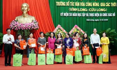 NGND.TS Đặng Quỳnh Mai và nguyên Thứ trưởng Bộ Ngoại giao Thạch Dư trao quà lưu niệm cho giáo viên Trường Công nông.