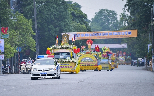Cờ, hoa đăng được treo lộng lẫy trên nhiều tuyến đường thành phố Phủ Lý.