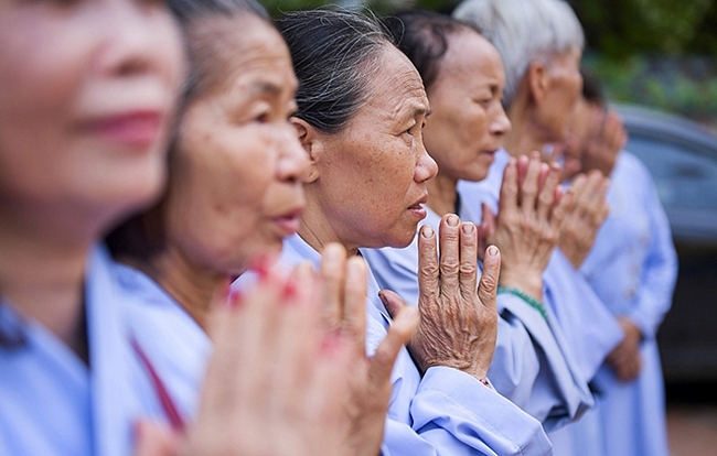 Các tăng ni phật tử tỏ lòng thành kính. 