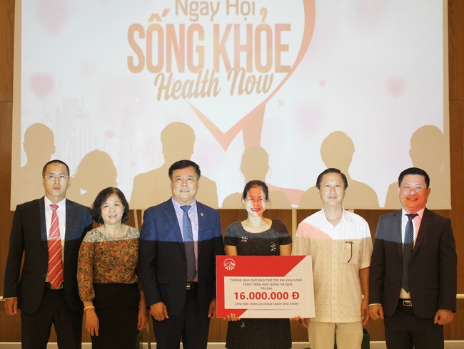 Đại diện lãnh đạo công ty trao biểu trưng trị giá 16 triệu đồng đến Quỹ Bảo trợ trẻ em tỉnh Vĩnh Long.