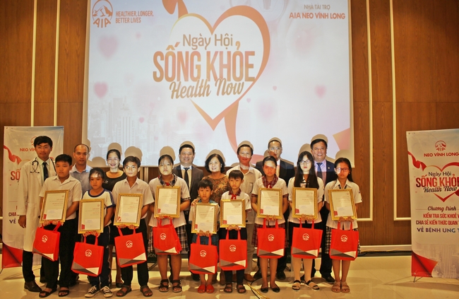 Trao học bổng cho học sinh hiếu học.