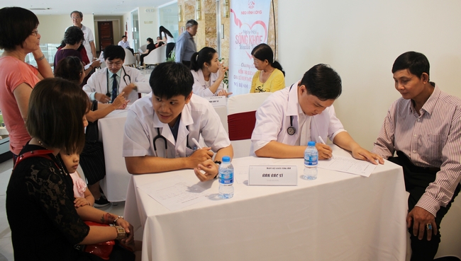 Khách hàng được kiểm tra sức khỏe và tư vấn cách chăm sóc, bảo vệ sức khỏe.