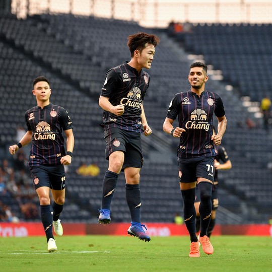 Xuân Trường hạnh phúc sau khi lập siêu phẩm, cũng là bàn thắng đầu tiên của anh trong màu áo Buriram United