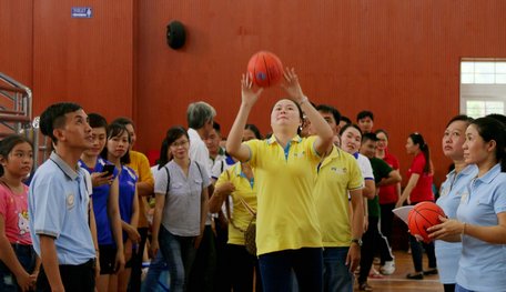 Thi đấu môn ném bóng vào rổ.