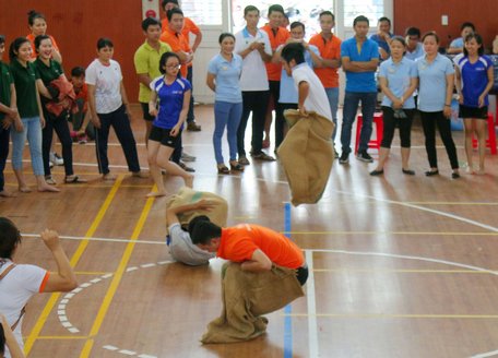  Các VĐV thi đấu tranh chấp thứ hạng về đích nội dung nhảy bao tiếp sức.