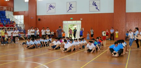 Các VĐV thi đấu nội dung đua thuyền trên cạn.