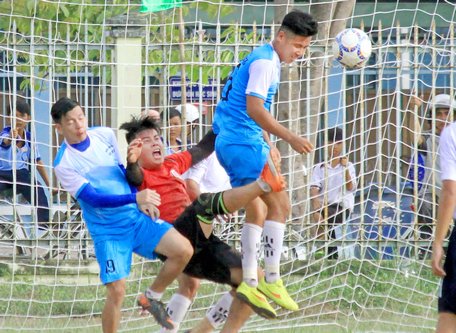 Pha uy hiếp trước khung đội Công an huyện của đội Mỹ An.