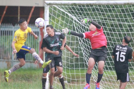 Pha bóng trong trận Mỹ Phước (áo vàng) hòa Tân Long Hội 1-1