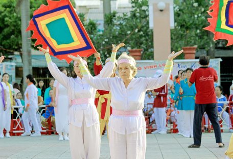 Các VĐV dù cao tuổi, nhưng vẫn say mê tập luyện, thi diễn.