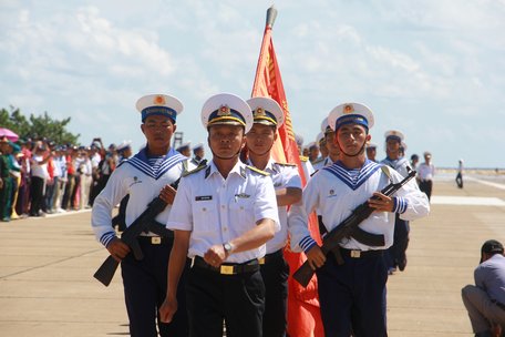 Duyệt đội ngũ chào mừng đoàn công tác.