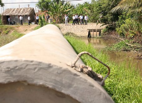 Ban Chỉ huy Phòng chống thiên tai và Tìm kiếm cứu nạn tỉnh kiểm tra thi công công trình thủy lợi phục vụ phòng chống hạn, mặn tại huyện Vũng Liêm.