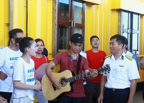 Giao lưu văn nghệ giữa cán bộ, chiến sĩ và các nghệ sĩ đến từ Yên Bái và Vĩnh Long.