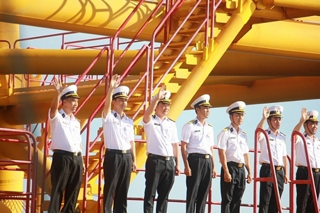 Cán bộ, chiến sĩ Nhà giàn DK1/20 đón chào đoàn ra thăm.