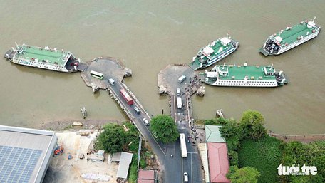  Những chuyến phà nối đôi bờ sông Hậu - Ảnh: NGỌC KHẢI