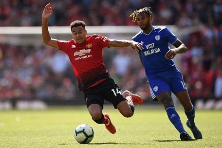 Leandro Bacuna (áo xanh) góp mặt trong trận Cardiff thắng Manchester United 2-0. (Nguồn: Getty Images)