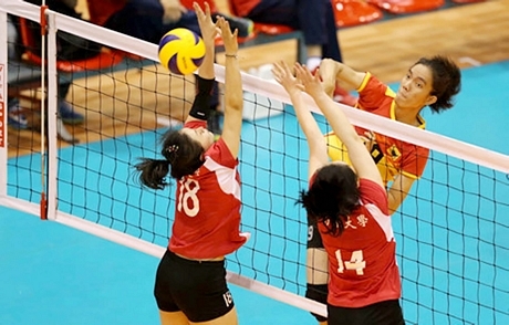 Cô gái Vĩnh Long- Nguyễn Thị Bích Tuyền (áo vàng) với sức bật rất tốt, ghi 2 điểm quyết định, mang chiến thắng cho VTV Bình Điền Long An Ảnh: ĐÀO NGỌC THẠCH