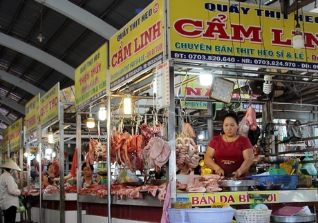 Giá heo hơi giảm mạnh, giá thịt heo tại chợ giảm nhẹ.
