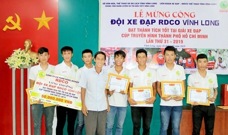 Công ty TNHH Phú Minh Nhật thưởng 10 triệu đồng cho đội Xe đạp RDCO Vĩnh Long.