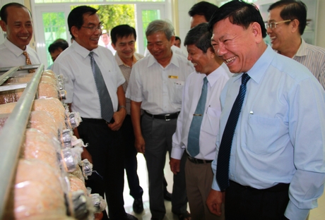 Hoạt động khoa học- công nghệ được quan tâm đầu tư, phát triển. Trong ảnh: Bí thư Tỉnh ủy- Trần Văn Rón đến tham quan Trung tâm Ứng dụng tiến bộ khoa học- công nghệ thuộc Sở Khoa học- Công nghệ.