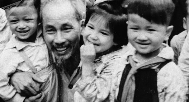 Bác Hồ và các cháu thiếu nhi năm 1955. Ảnh: Internet