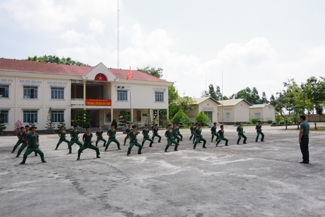 Khởi động ngày mới trước khi bước vào các nội dung huấn luyện.