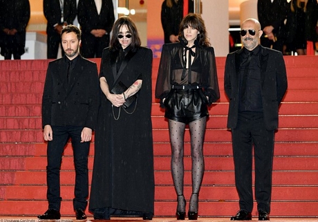 Beatrice Dalle (thứ 2 từ trái sang) tại Cannes 2019 - Ảnh: Cannes