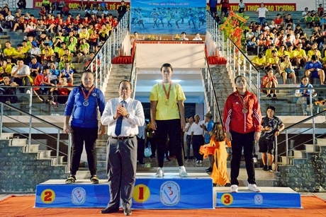  VĐV Nguyễn Ngọc Hân (Vĩnh Long) nhận HCĐ nội dung ném đĩa.