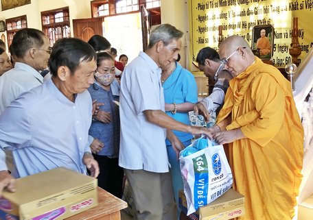 Công tác an sinh xã hội “phụng sự chúng sanh” luôn được Thượng tọa Thích Giác Hiển quan tâm.