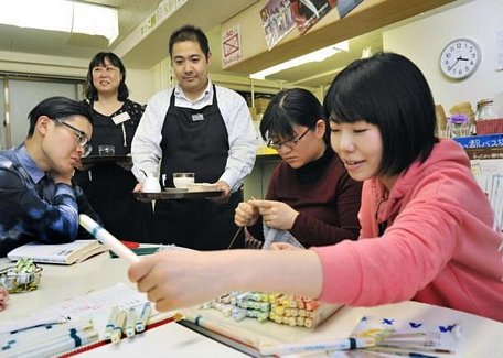 Nhân viên phục vụ trong một nhà hàng Nhật Bản. (Nguồn: Kyodo)