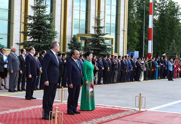  Thứ trưởng Bộ Ngoại giao Nga Igor Morgulov cùng Thủ tướng Nguyễn Xuân Phúc và Phu nhân tại lễ đón ở sân bay Vnukovo 2, thủ đô Moskva. (Ảnh: Thống Nhất/TTXVN)