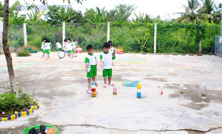 Các em nhỏ Trường Mầm non Hoa Hồng 2 (TX Bình Minh) hào hứng trong giờ ra chơi với đồ chơi... tái chế.