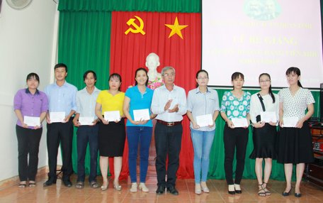 Các học viên được trao giấy chứng nhận, đây là một trong những điều kiện để chuyển đảng chính thức.