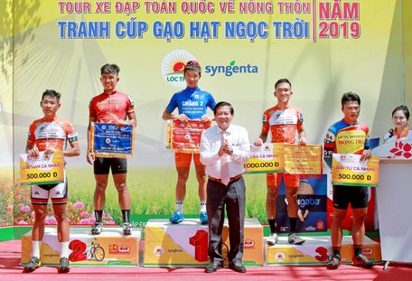 BTC giải trao thưởng cho các tay đua giành thắng lợi tại chặng 4.