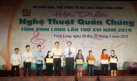 Ông Lê Thanh Hiền- Phó Giám đốc Sở Văn hóa, Thể thao và Du lịch trao giải nhất cho đơn vị huyện Mang Thít.
