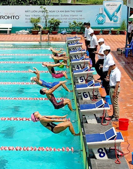 Các VĐV xuất phát nội dung bơi ngữa.