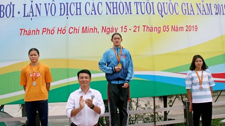 Nguyễn Lê Phương Thảo (Vĩnh Long) trên bục nhận HCV.